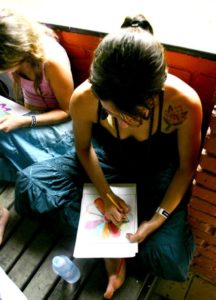 Simona che disegna e colora un mandala