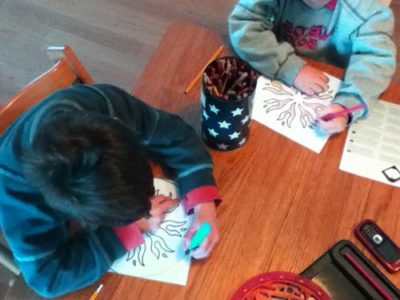 bambini che disegnano, colorano un mandala