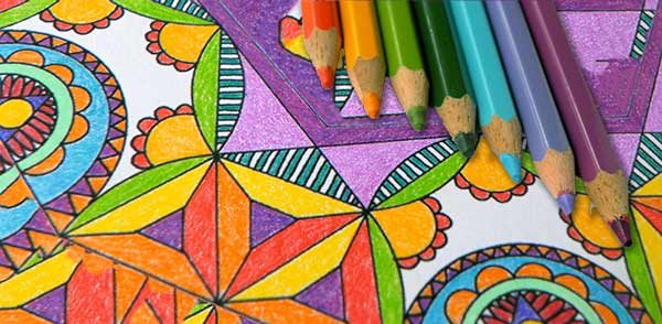 colorare un mandala con le matite colorate. facile e rilassante